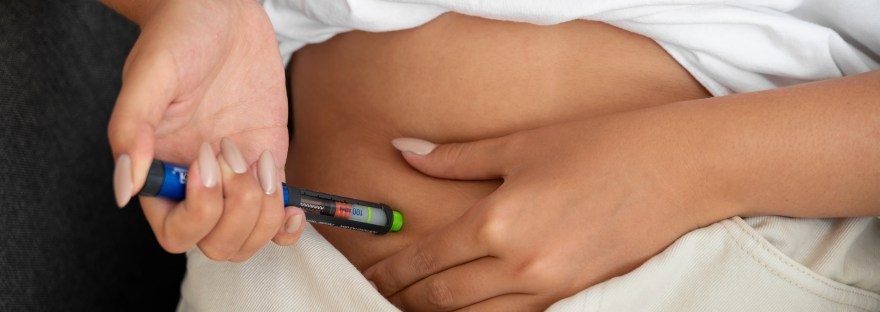 Medicamento contra a obesidade sendo aplicado na barriga.